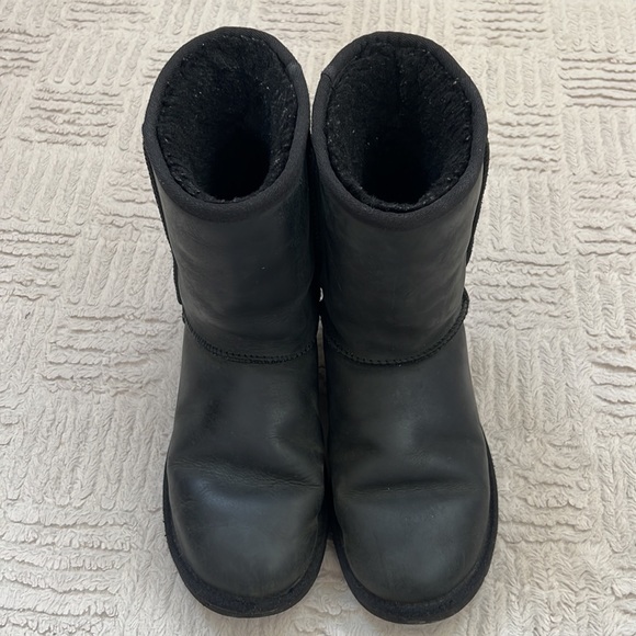 UGG Australia Women's Classic Short Boots, black leather, size 8 - Picture 14 of 16